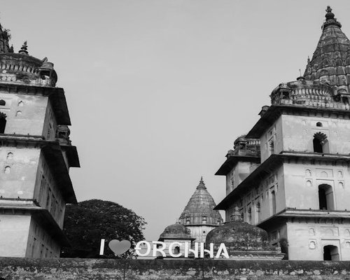 Biurko z kawą i laptopem w biurze